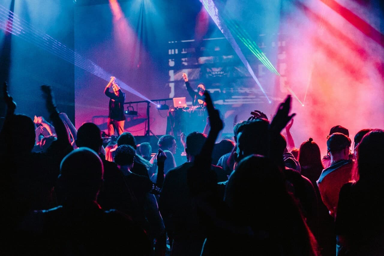 image d'un festival à paris où les gens font la fête toute la nuit