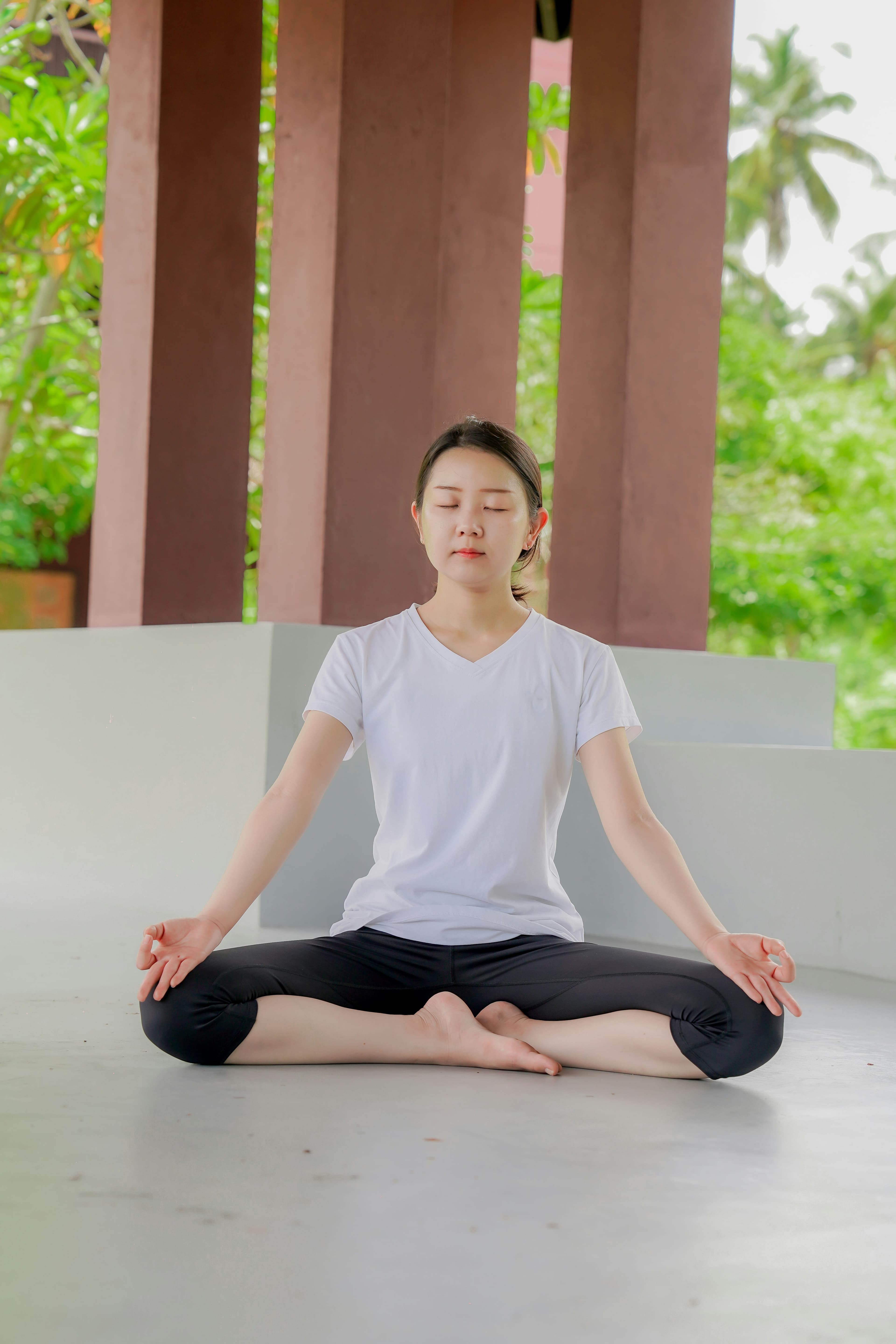Femme assise en position du lotus en méditation — protocole Calme et respiration 4-7-8