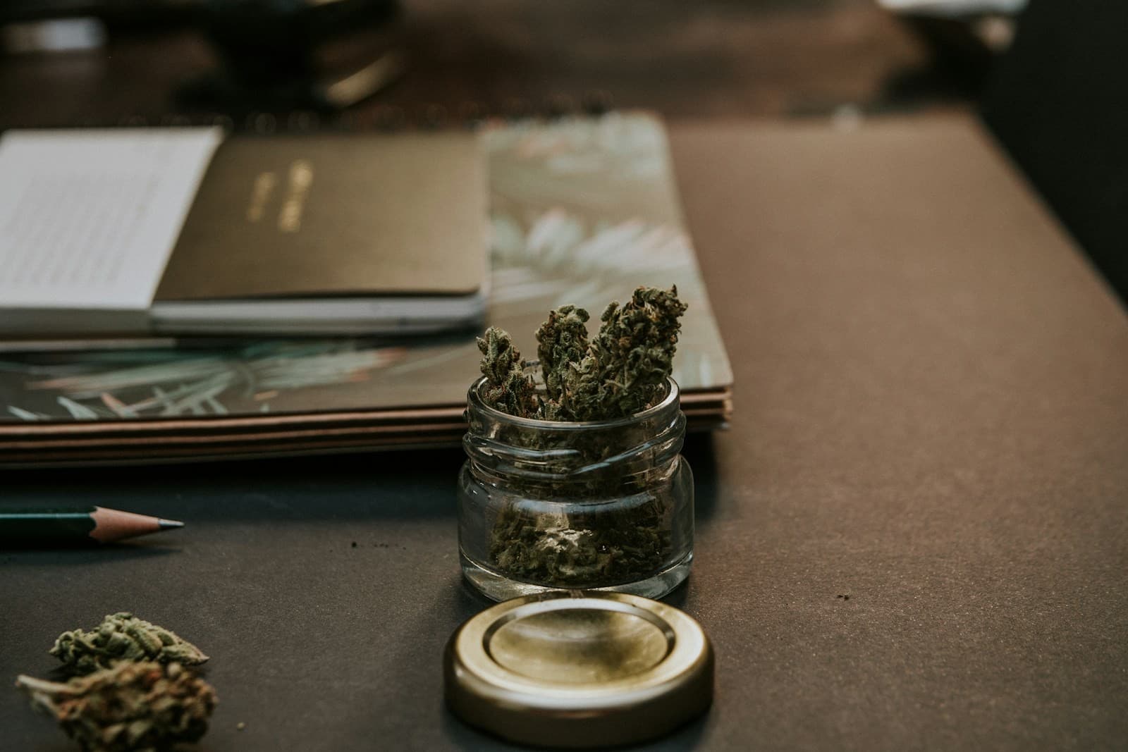 Fleurs de CBD dans un bocal en verre — choix entre fleurs, résine, pollen et e-liquide