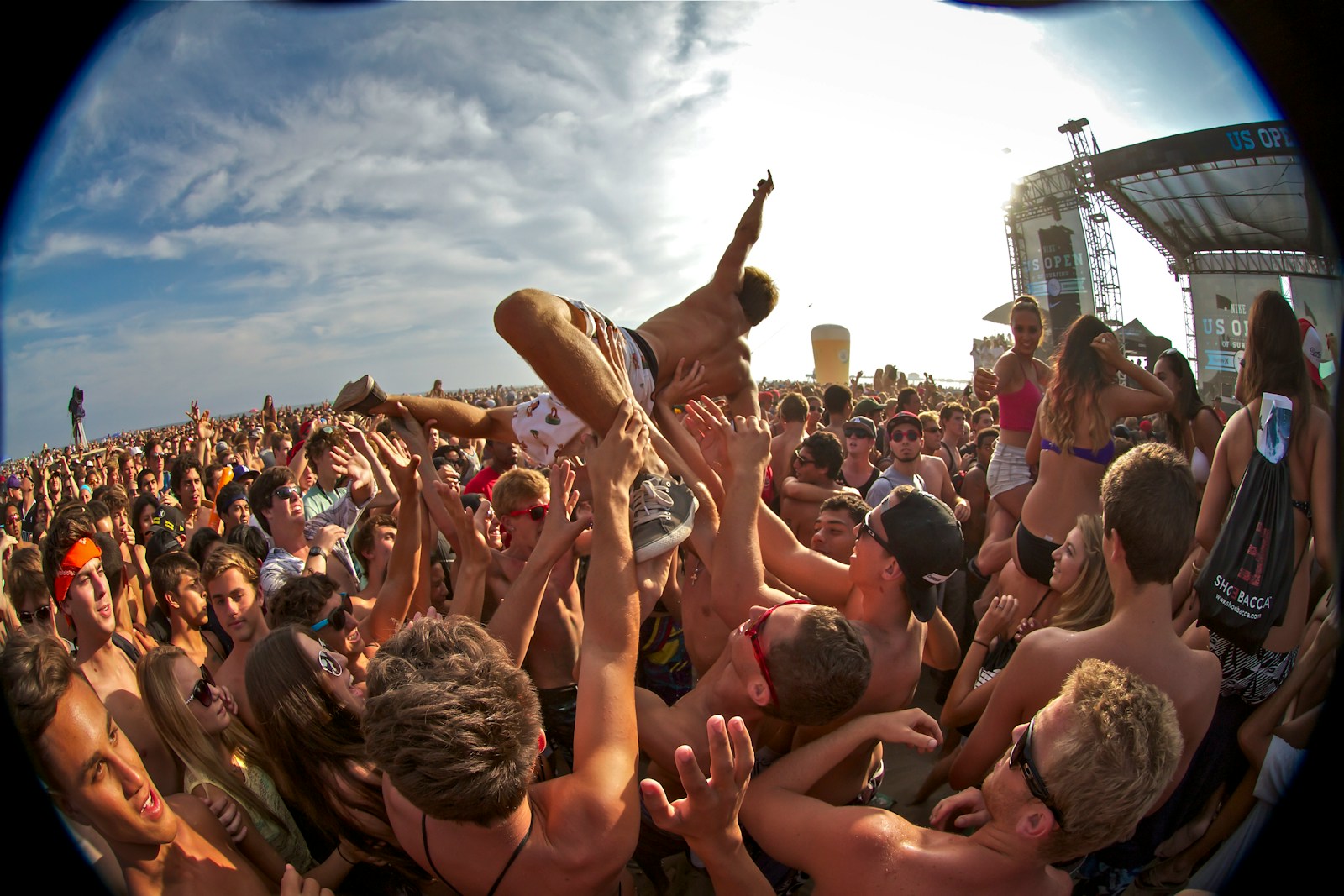 Foule en festival, crowd surfing au coucher du soleil