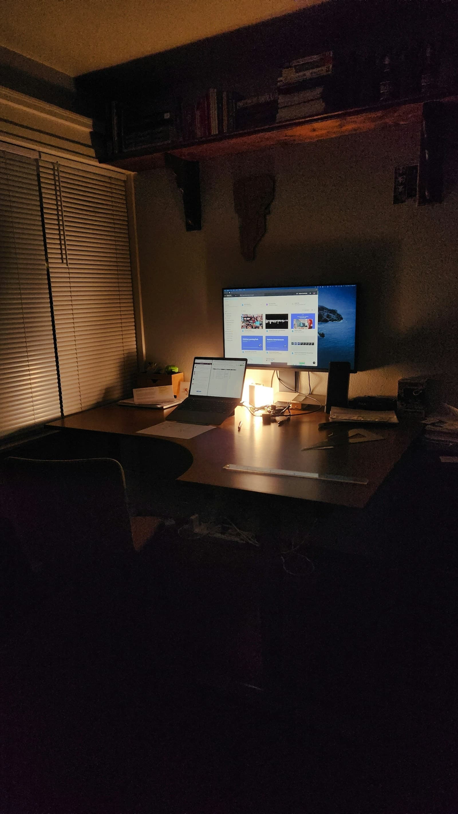Bureau minimaliste avec ordinateur portable et lumière tamisée — environnement Focus pour entrer en flow