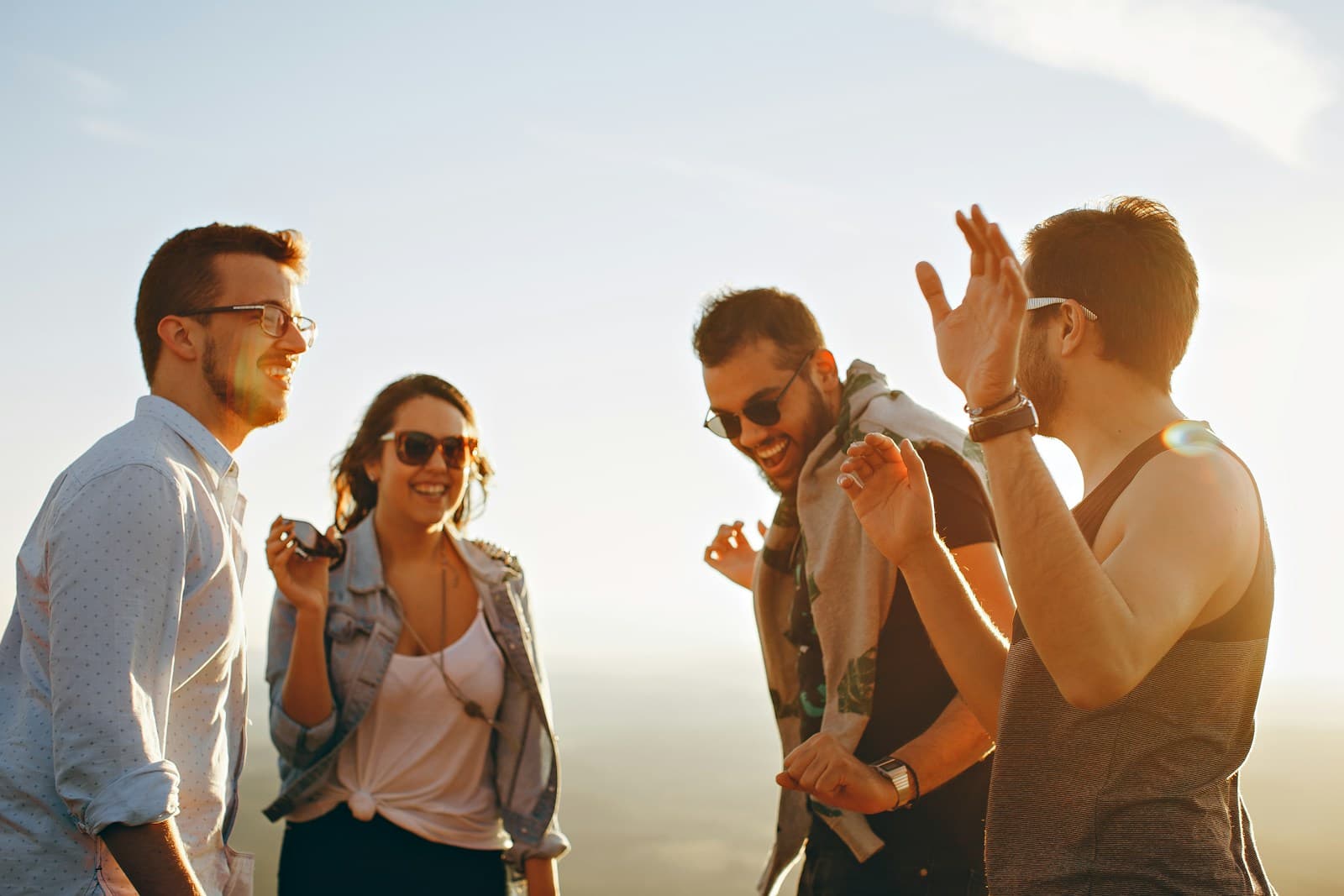 Groupe d'amis qui rient ensemble — moment lifestyle